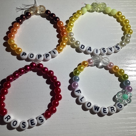 Flower bracelets - Picture 1 of 8